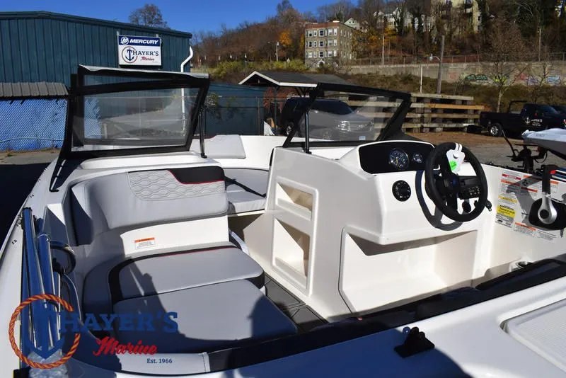 Slide: The Image of Bayliner M17 2025 - 33