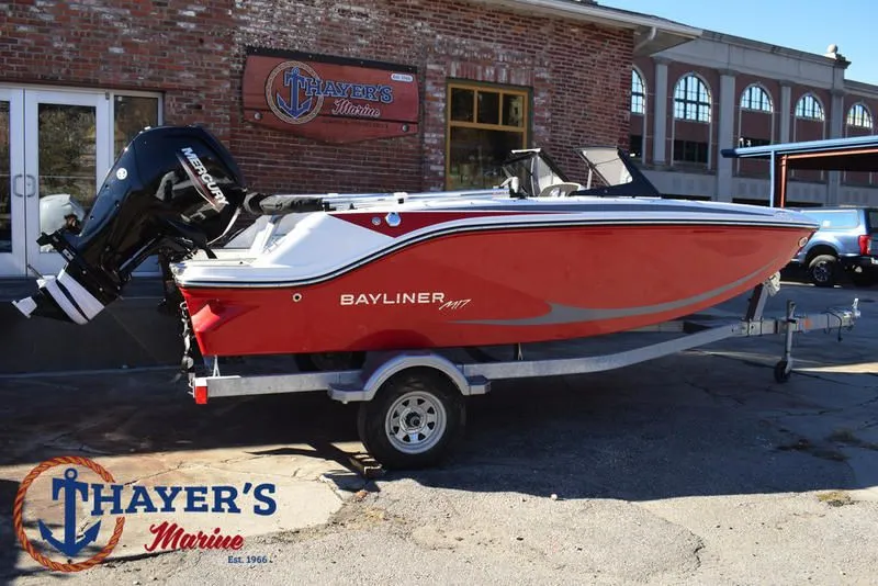 Slide: The Image of Bayliner M17 2025 - 37