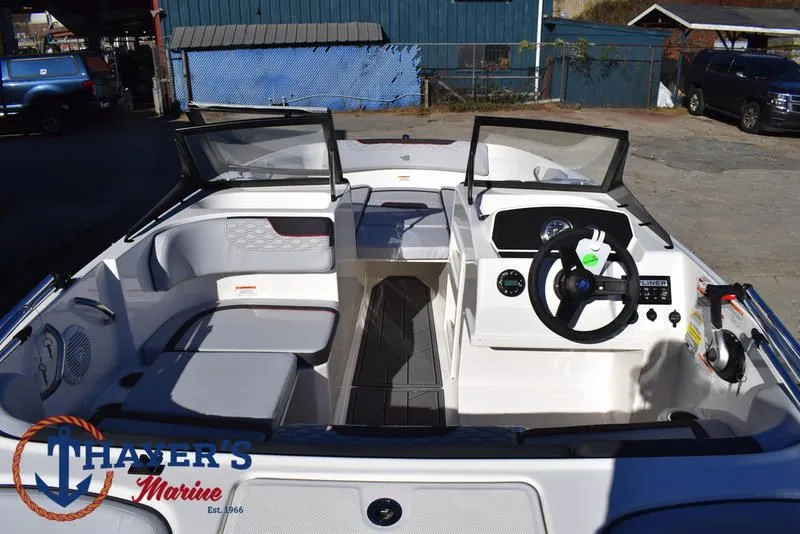 Slide: The Image of Bayliner M17 2025 - 9