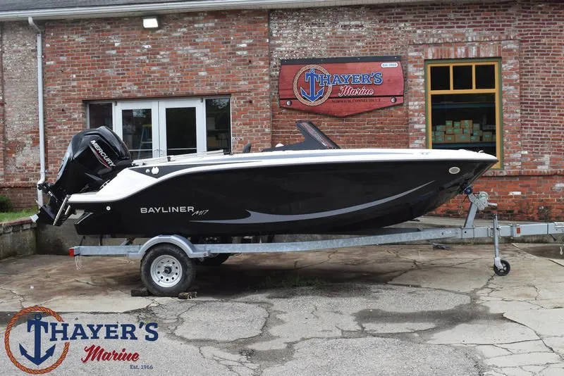 The Image of Bayliner M17 2025 - 0