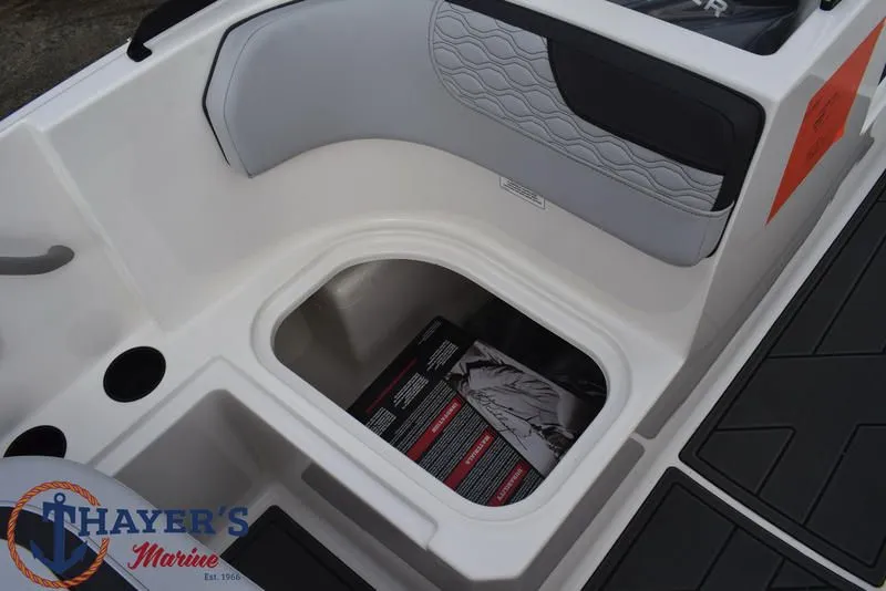 Slide: The Image of Bayliner M17 2025 - 10