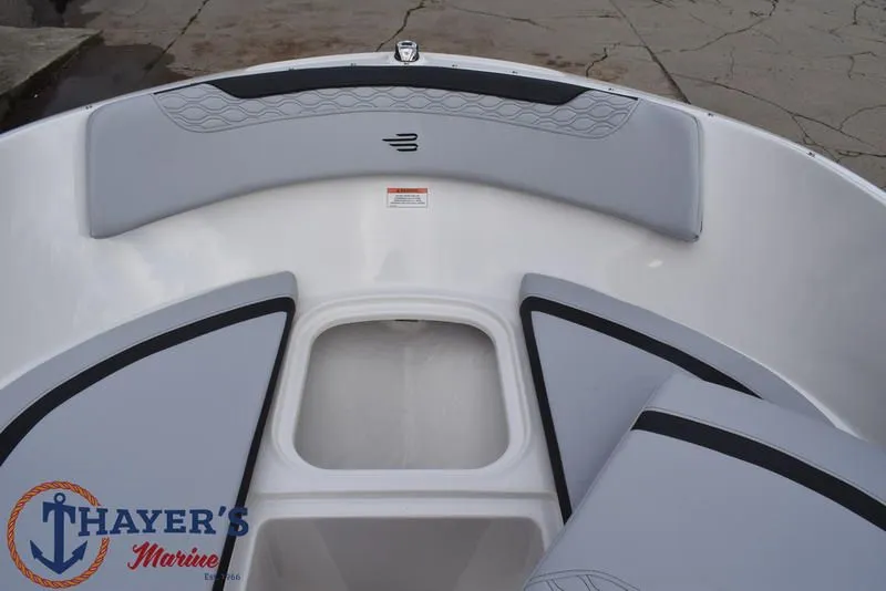 Slide: The Image of Bayliner M17 2025 - 13