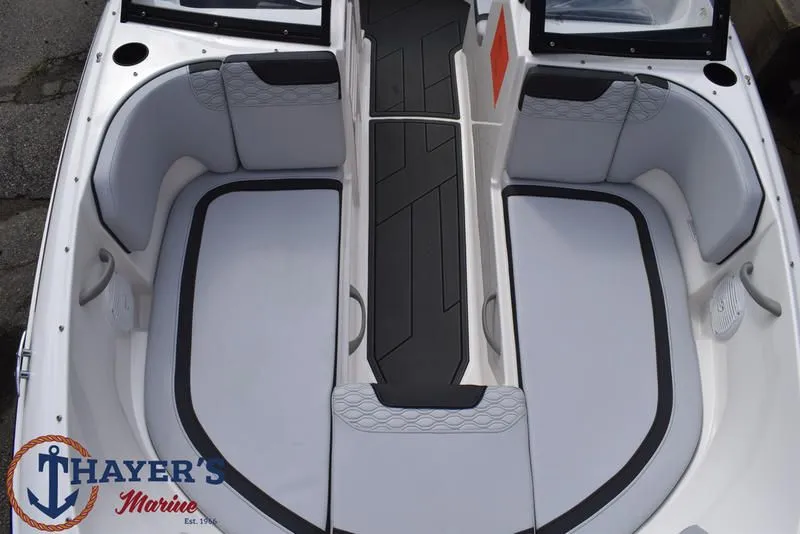 Slide: The Image of Bayliner M17 2025 - 14