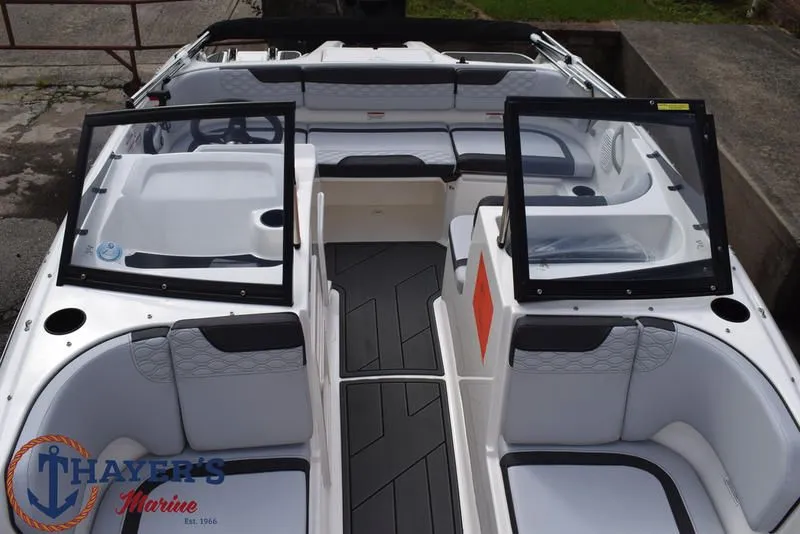 Slide: The Image of Bayliner M17 2025 - 15