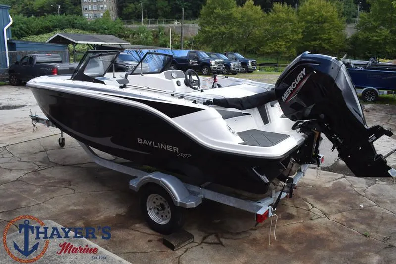 Slide: The Image of Bayliner M17 2025 - 18