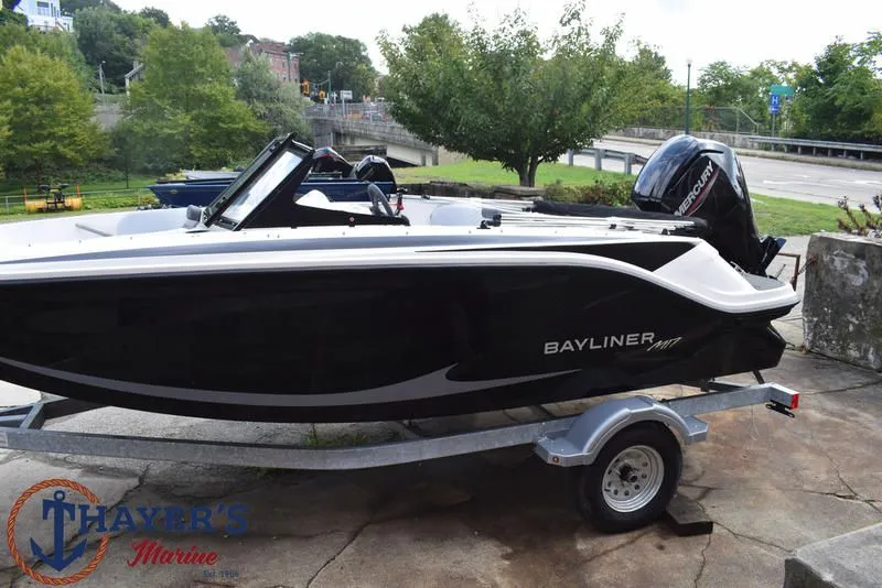 Slide: The Image of Bayliner M17 2025 - 19