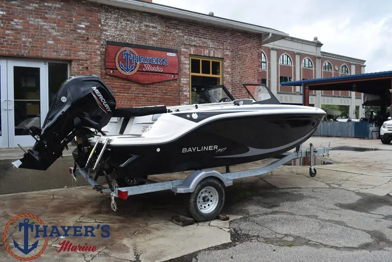 Slide: The Image of Bayliner M17 2025 - 2