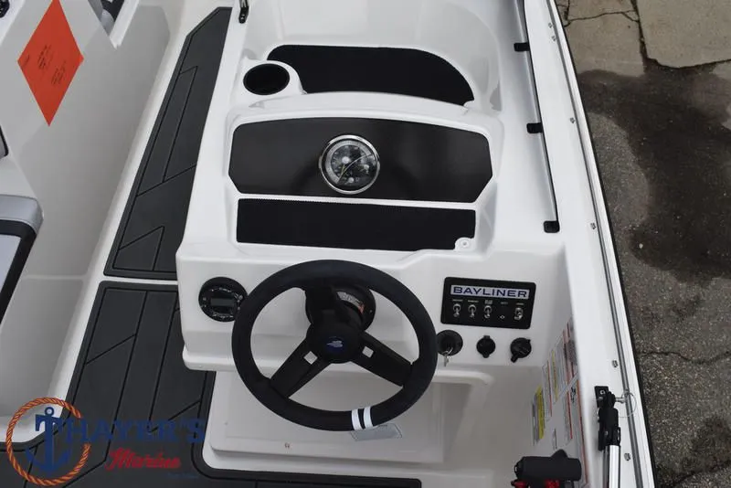 Slide: The Image of Bayliner M17 2025 - 6