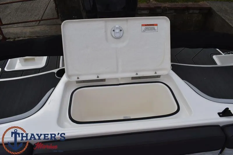 Slide: The Image of Bayliner M17 2025 - 8