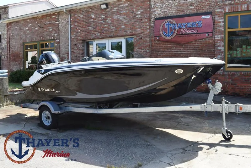 Slide: The Image of Bayliner M17 2025 - 1
