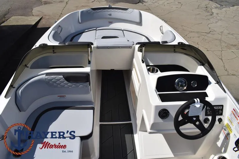 Slide: The Image of Bayliner M17 2025 - 10