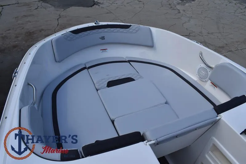 Slide: The Image of Bayliner M17 2025 - 11