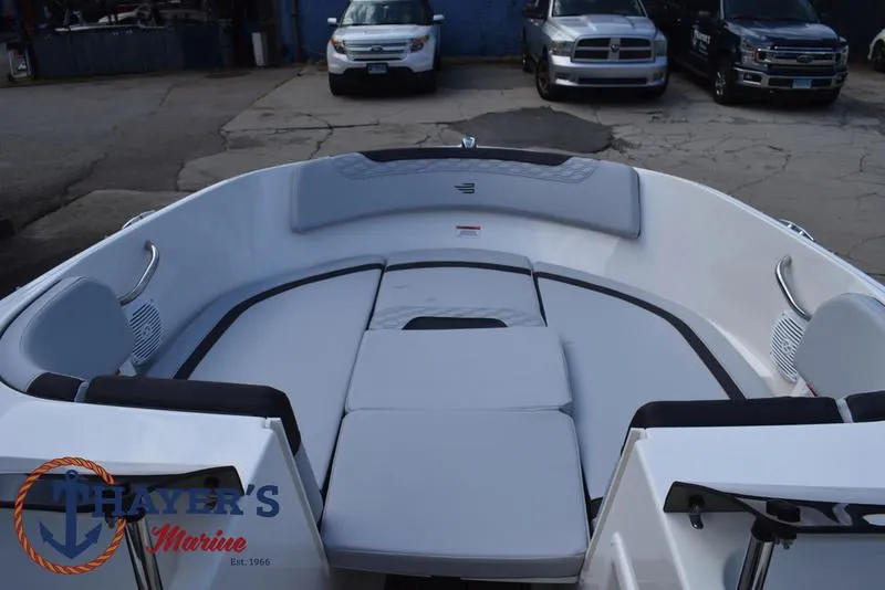 Slide: The Image of Bayliner M17 2025 - 12