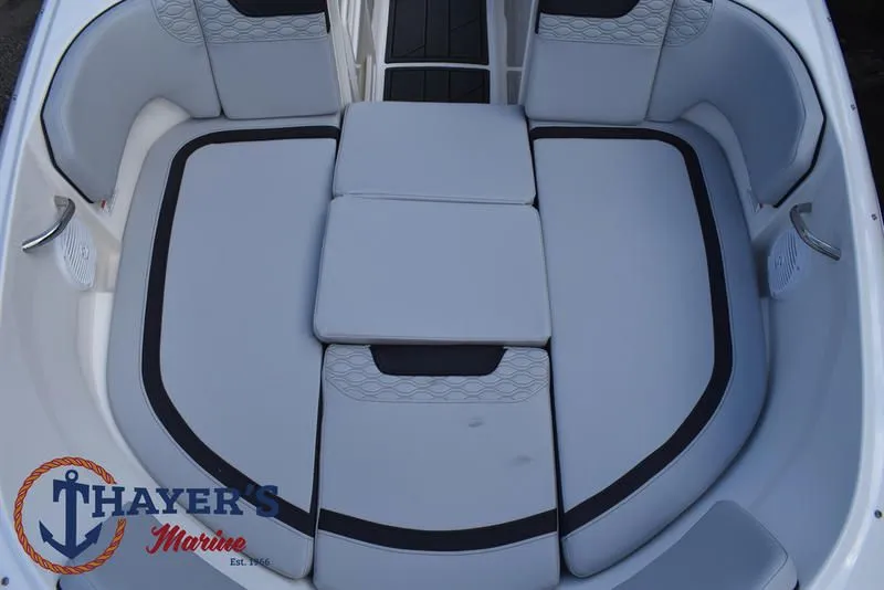 Slide: The Image of Bayliner M17 2025 - 13