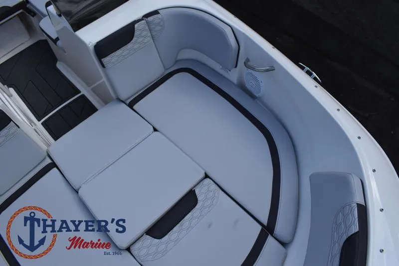 Slide: The Image of Bayliner M17 2025 - 15