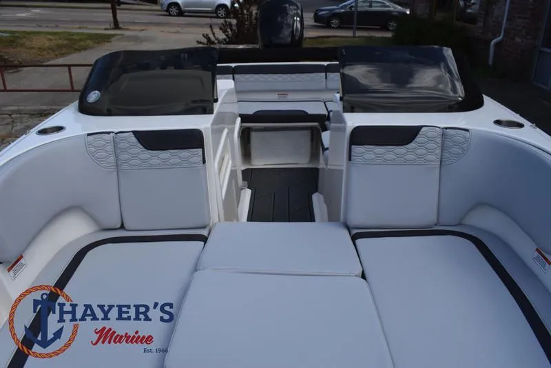 Slide: The Image of Bayliner M17 2025 - 16