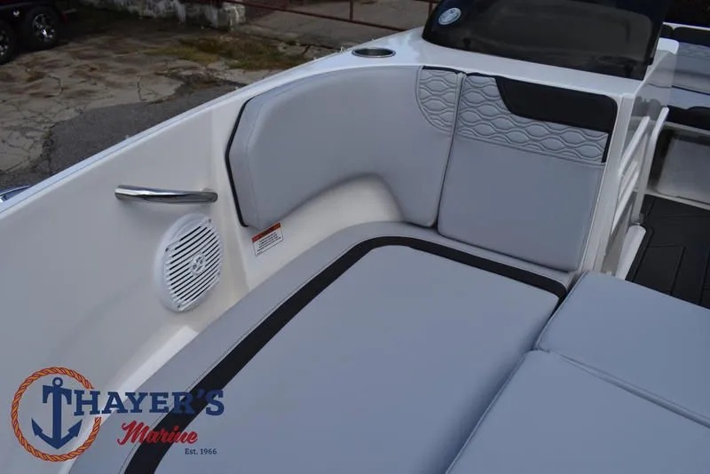 Slide: The Image of Bayliner M17 2025 - 17