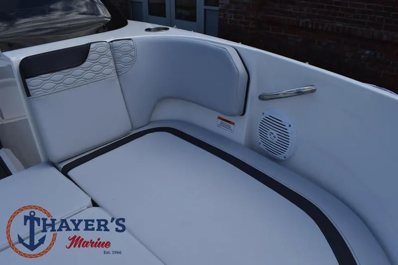 Slide: The Image of Bayliner M17 2025 - 18