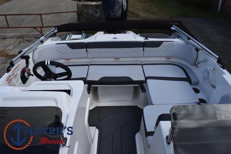 Slide: The Image of Bayliner M17 2025 - 19