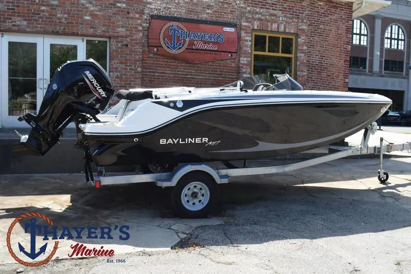 Slide: The Image of Bayliner M17 2025 - 2