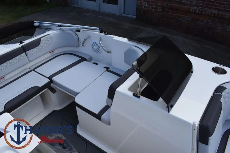 Slide: The Image of Bayliner M17 2025 - 20