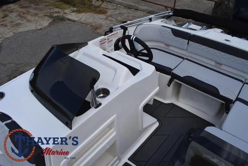 Slide: The Image of Bayliner M17 2025 - 21