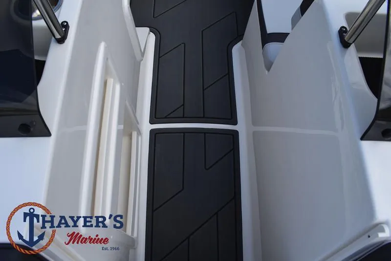 Slide: The Image of Bayliner M17 2025 - 22