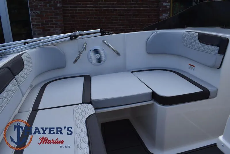 Slide: The Image of Bayliner M17 2025 - 23