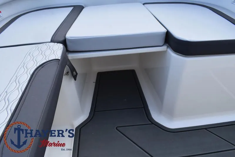 Slide: The Image of Bayliner M17 2025 - 24