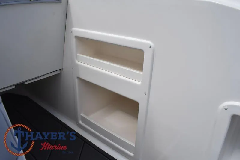 Slide: The Image of Bayliner M17 2025 - 25