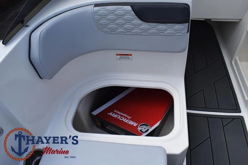 Slide: The Image of Bayliner M17 2025 - 26