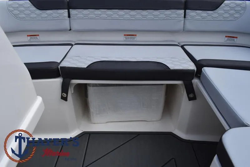 Slide: The Image of Bayliner M17 2025 - 28