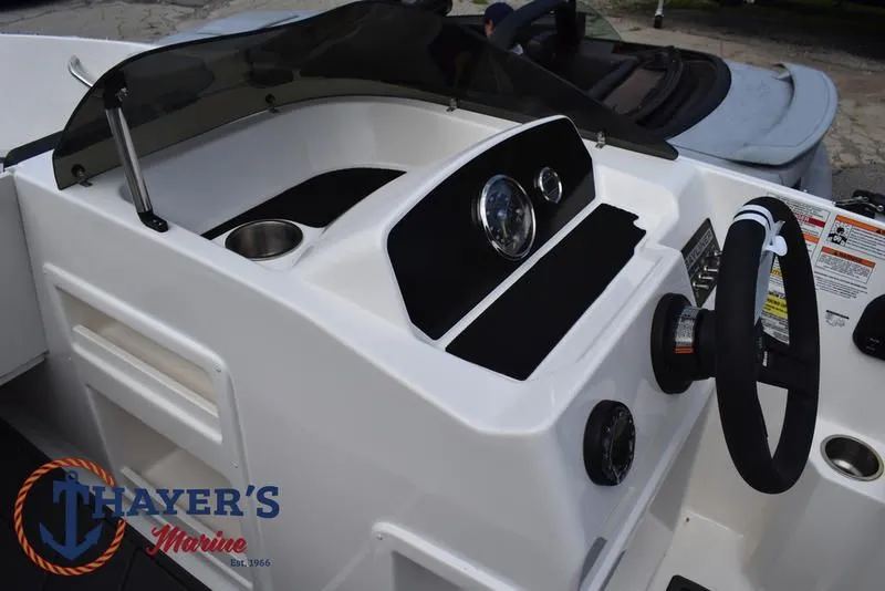 Slide: The Image of Bayliner M17 2025 - 29