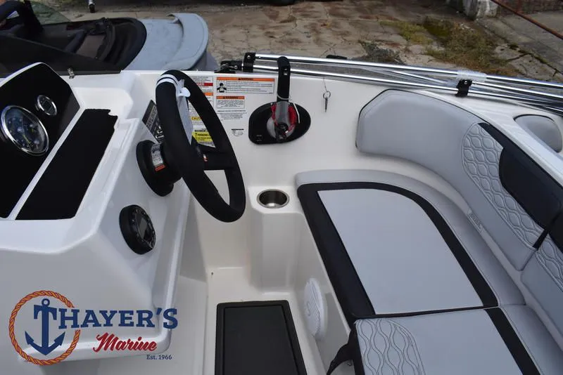 Slide: The Image of Bayliner M17 2025 - 30