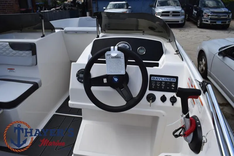 Slide: The Image of Bayliner M17 2025 - 31