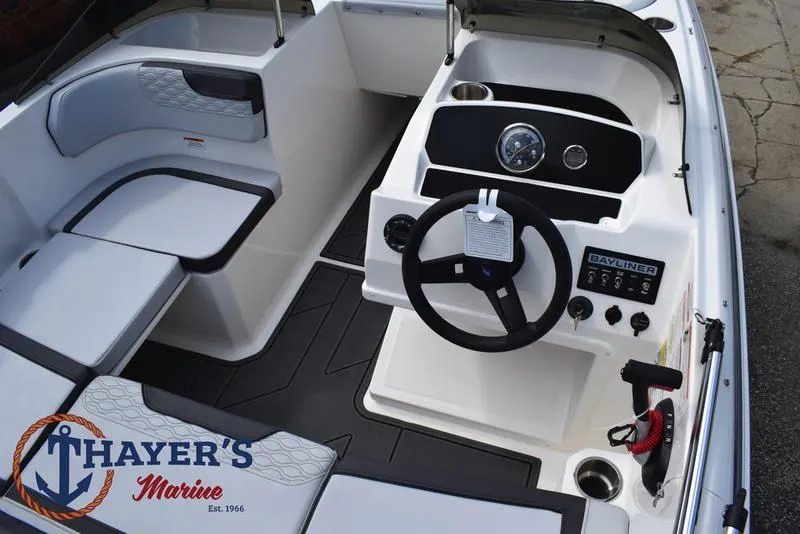 Slide: The Image of Bayliner M17 2025 - 32