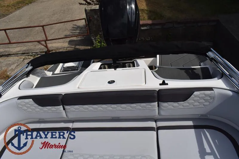 Slide: The Image of Bayliner M17 2025 - 33