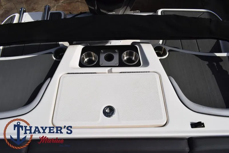 Slide: The Image of Bayliner M17 2025 - 34