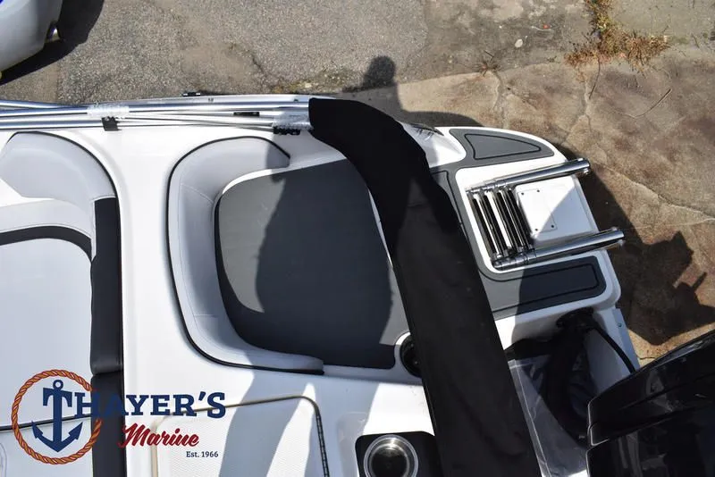 Slide: The Image of Bayliner M17 2025 - 37