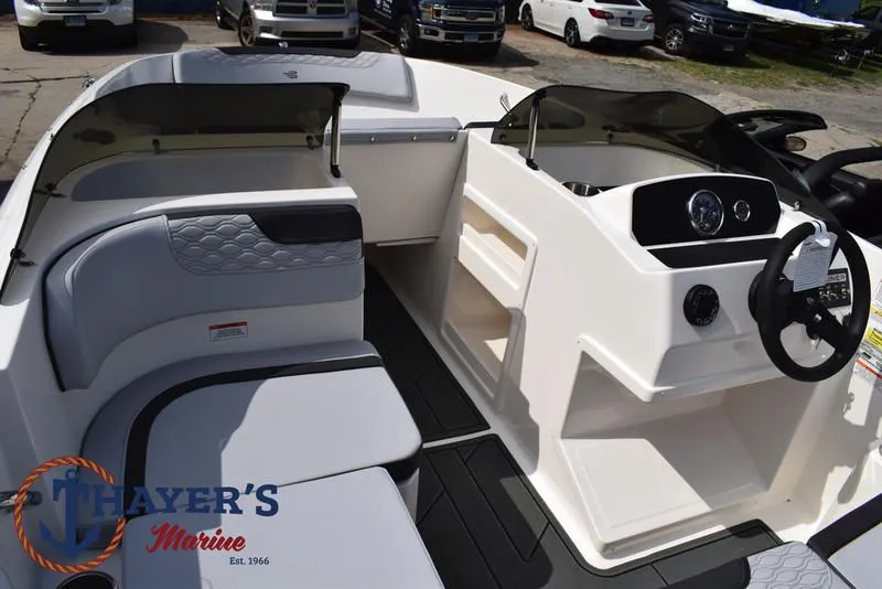 Slide: The Image of Bayliner M17 2025 - 39