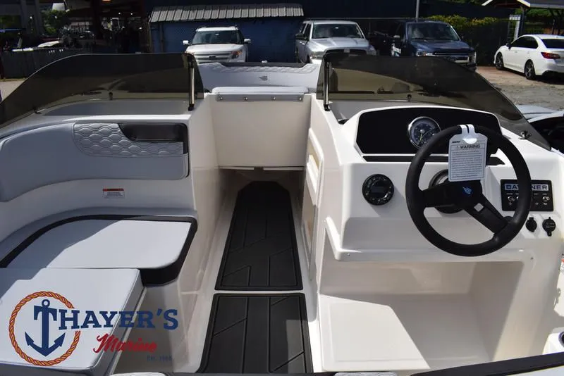 Slide: The Image of Bayliner M17 2025 - 40