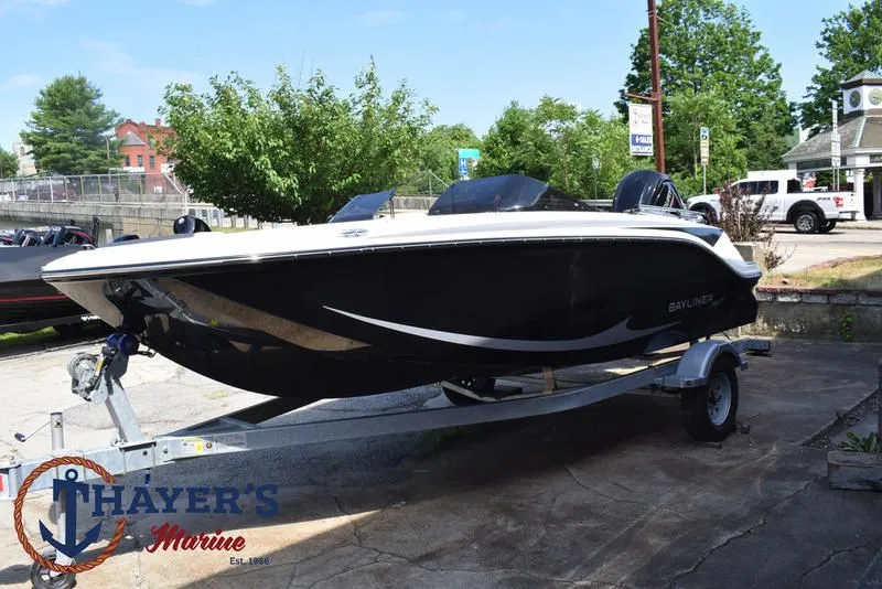 Slide: The Image of Bayliner M17 2025 - 5