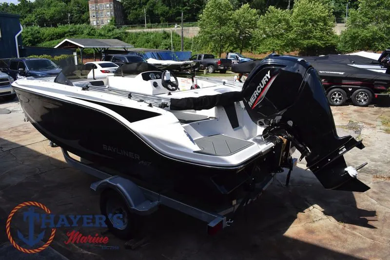 Slide: The Image of Bayliner M17 2025 - 6