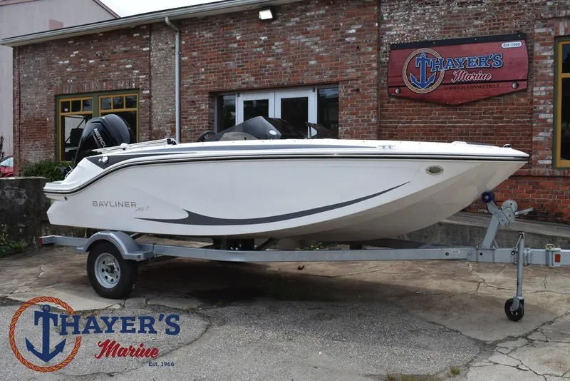 Slide: The Image of Bayliner M17 2025 - 1