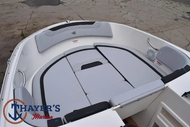 Slide: The Image of Bayliner M17 2025 - 10