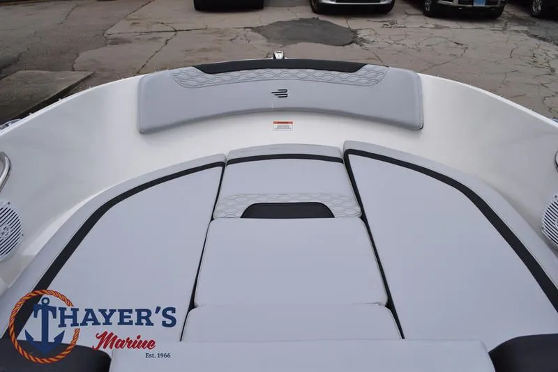 Slide: The Image of Bayliner M17 2025 - 11