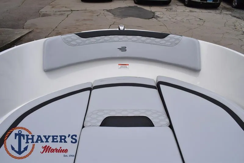 Slide: The Image of Bayliner M17 2025 - 14