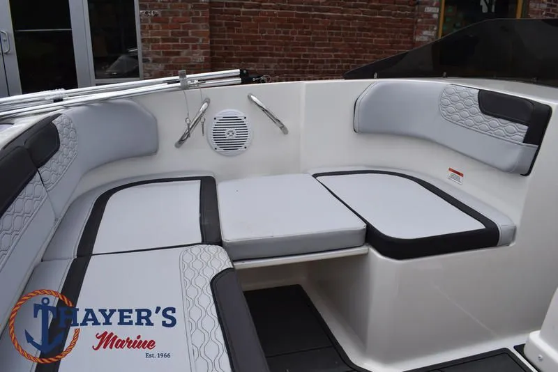 Slide: The Image of Bayliner M17 2025 - 18