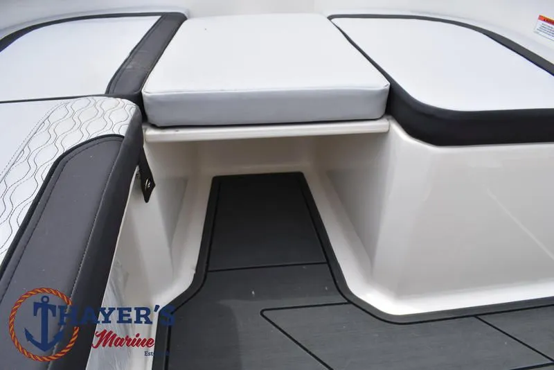 Slide: The Image of Bayliner M17 2025 - 19