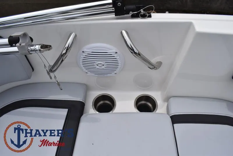 Slide: The Image of Bayliner M17 2025 - 22